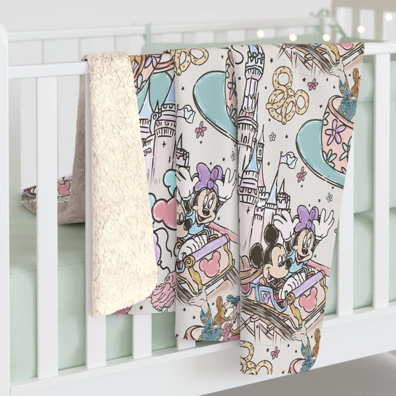 Manta de vellón Sherpa personalizada inspirada en Mickey Minnie Mouse con diseño de Pastel Rides, regalo de arte dibujado a mano, Disneyland Magic Kingdom World Lands imagen 3