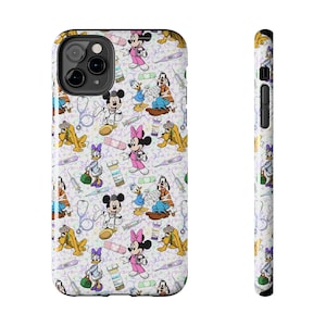 Puede incluir: Una funda de teléfono blanca con un patrón repetido de personajes de dibujos animados, incluyendo Mickey y Minnie Mouse, el Pato Donald y Pluto, vestidos como profesionales médicos. El diseño incluye estetoscopios, vendas y termómetros.