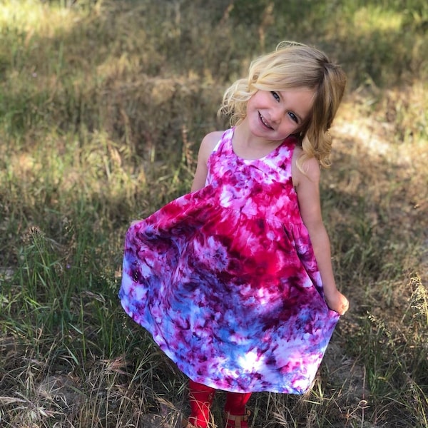 Robe d'été petite fille, robe tie-dye, belle robe lumineuse teinte sur glace, teint à la main, bébé hippie bohème, cadeau d'anniversaire pour tout-petit, cadeau pour bébé