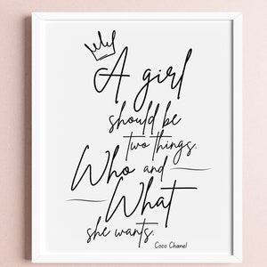 Peut inclure: Impression typographique en noir et blanc avec une couronne et la citation « Une fille devrait être deux choses : qui et ce qu’elle veut. » La citation est attribuée à Coco Chanel.