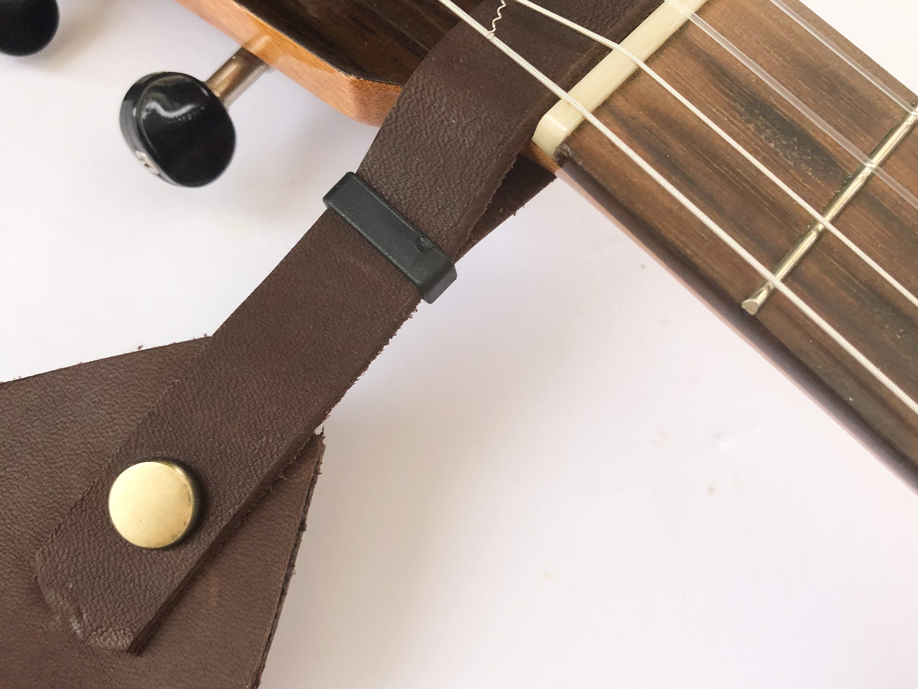 Chaîne en acier et sangle de guitare en cuir, pointes en option, longueur  réglable jusqu'à 52 pouces, avec verrou de sangle -  France