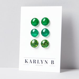 Parure de clous d'oreilles du mois de naissance en mai - Puces d'oreilles couleur pierre de naissance - Petites puces d'oreilles délicates en titane - Oreilles sensibles - Coffret cadeau