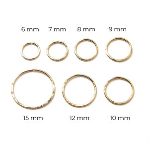 Puede incluir: Un conjunto de ocho aros de oro de diferentes tama&ntilde;os, que van desde los 6 mm hasta los 15 mm de di&aacute;metro. Los aros tienen un acabado martillado para un aspecto texturizado.