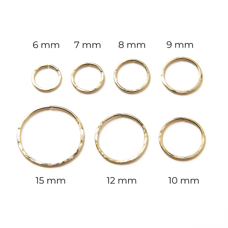 Puede incluir: Un conjunto de ocho aros de oro de diferentes tama&ntilde;os, que van desde los 6 mm hasta los 15 mm de di&aacute;metro. Los aros tienen un acabado martillado para un aspecto texturizado.
