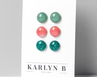 Conjunto de tres pares de pendientes de botón - Pendientes de botón coloridos apilados - Pendientes de botón pequeños y delicados de titanio - Ideales para orejas sensibles - Set de regalo