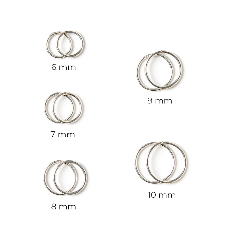 Puede incluir: Cinco pendientes de aro de plata en diferentes tama&ntilde;os: 6 mm, 7 mm, 8 mm, 9 mm y 10 mm.