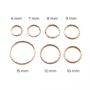 Puede incluir: Conjunto de 7 aros de aro martillados de color dorado en varios tama&ntilde;os, que van de 6 mm a 15 mm.