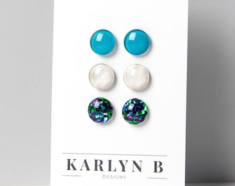 Conjunto de tres pares de pendientes de botón - Pendientes de botón coloridos apilados - Pendientes de botón pequeños y delicados de titanio - Ideales para orejas sensibles - Set de regalo