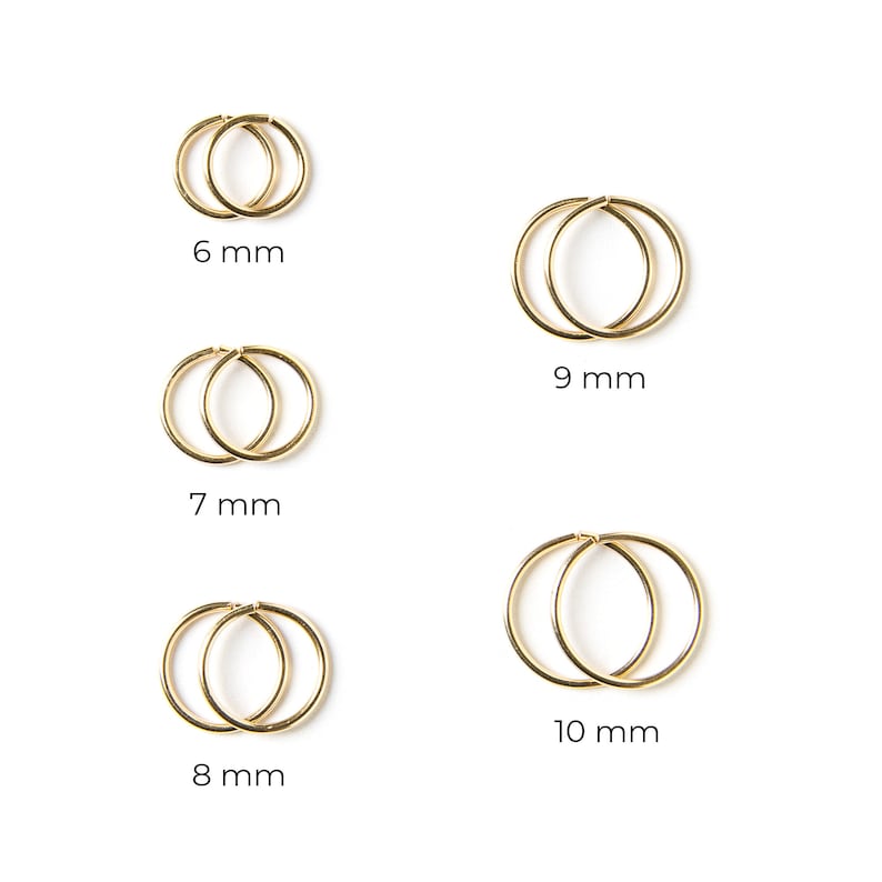 Puede incluir: Cinco pares de pendientes de aro de oro en diferentes tama&ntilde;os, que van de 6 mm a 10 mm de di&aacute;metro. Los pendientes se muestran sobre un fondo blanco.