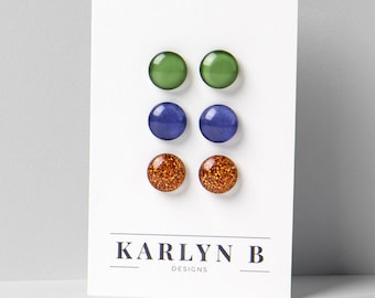 Conjunto de tres pares de pendientes de botón - Pendientes de botón coloridos apilados - Pendientes de botón pequeños y delicados de titanio - Ideales para orejas sensibles - Set de regalo