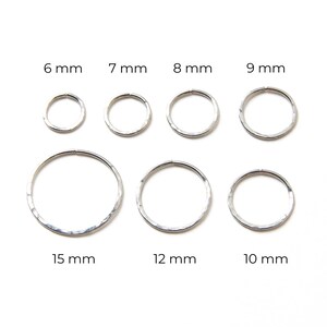 Puede incluir: Un conjunto de aros de plata en varios tama&ntilde;os, que van desde los 6 mm hasta los 15 mm de di&aacute;metro. Los aros tienen un acabado martillado para un aspecto texturizado.