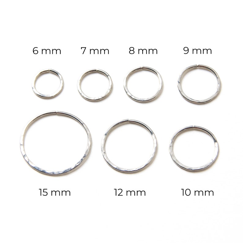 Puede incluir: Un conjunto de aros de plata en varios tama&ntilde;os, que van desde los 6 mm hasta los 15 mm de di&aacute;metro. Los aros tienen un acabado martillado para un aspecto texturizado.