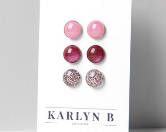 Conjunto de tres pares de pendientes de botón - Pendientes de botón coloridos apilados - Pendientes de botón pequeños y delicados de titanio - Ideales para orejas sensibles - Set de regalo