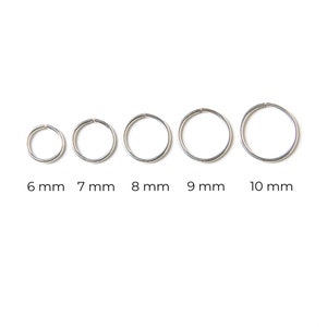 Puede incluir: Cinco pendientes de aro de plata en diferentes tama&ntilde;os, que van de 6 mm a 10 mm de di&aacute;metro.