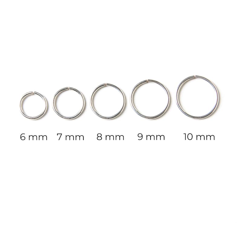 Puede incluir: Cinco pendientes de aro de plata en diferentes tama&ntilde;os, que van de 6 mm a 10 mm de di&aacute;metro.