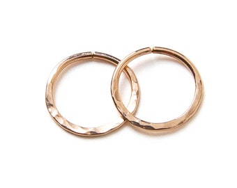 Pendientes de aro martillados de oro rosa - Pendientes de aro pequeños - Mini pendientes de aro - Aros chapados en oro rosa de 14k - Pendientes de aro Huggie de oro rosa