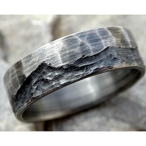 Anillo de plata de ley oxidada con diseño de olas: alianza de boda oceánica hecha a mano.