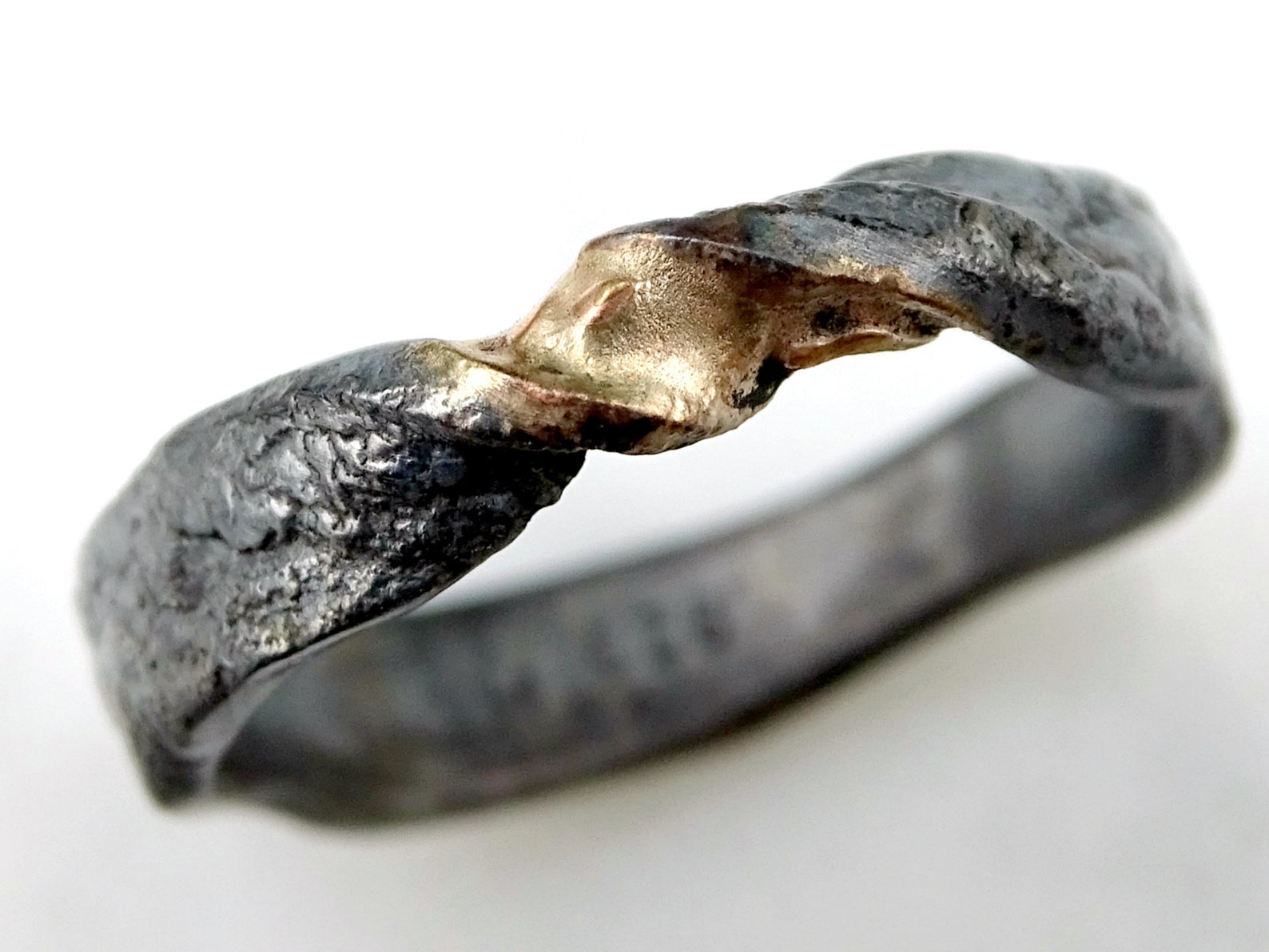 Можно переплавлять обручальные кольца. Кольцо викингов серебро. Оплавленное кольцо. Обручальные кольца викингов. Кольцо плавленное золото.