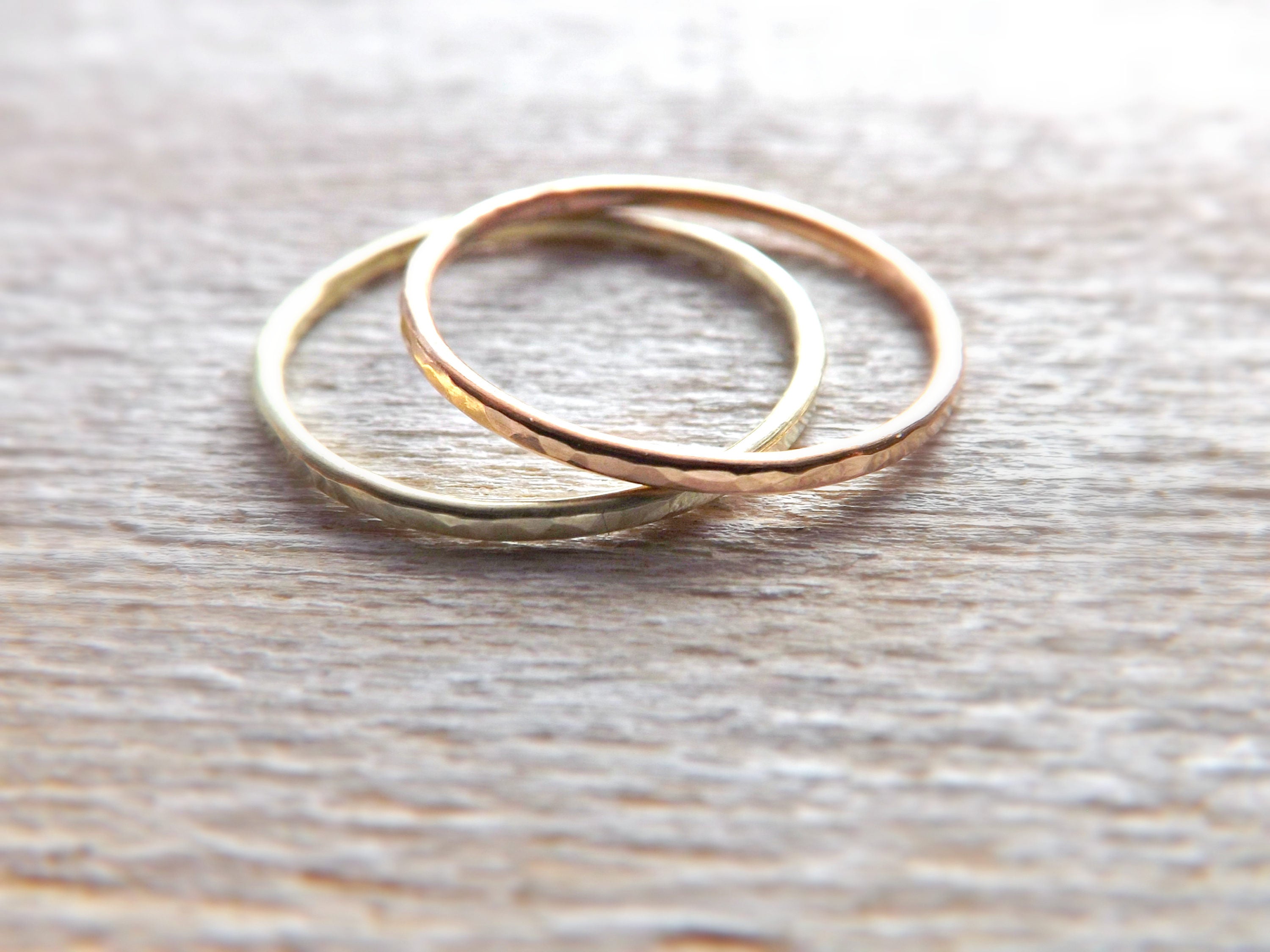 Как укрепить кольцо. Обручальное кольцо из проволоки. Колечко для укрепления амулета. Скрепление бетонных колец колодца. Кольца деревянные.