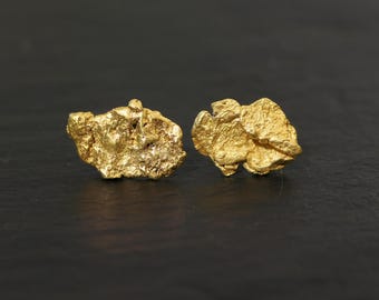 Pendientes de botón con pepitas de oro de Alaska: Postes de oro de 14k, diseño asimétrico.