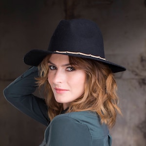 100% Wool Black Designed Felt Fedora Hat With Gold Chain. Wide Brim Felt Ha. Winter Hat. Wool Hat. Womens Fedora Hat. Classic Wide Hat.