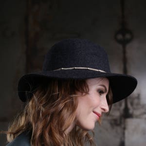 100% Wool Black Designed Felt Fedora Hat With Gold Chain. Wide Brim Felt Ha. Winter Hat. Wool Hat. Womens Fedora Hat. Classic Wide Hat.