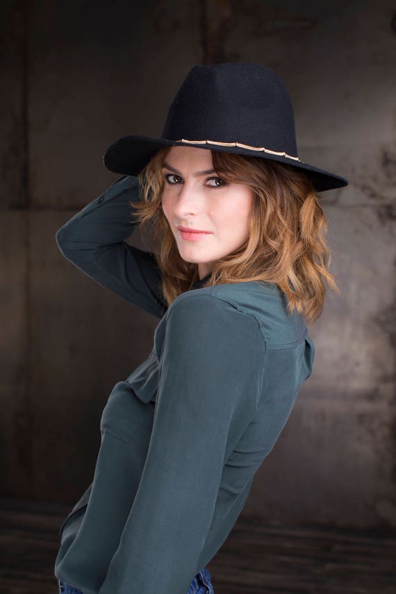 Women’s Wide Brim Black Fedora Hat with Grey Band Amazon.com: Classic Wide Brim Flat Top Fedora Hats for Women  main image 4