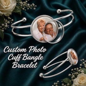 Könnte beinhalten: Ein silberfarbenes Armband mit einer runden Fassung, die ein schwarz-weißes Foto eines Paares enthält. Der Text Custom Photo Cuff Bangle Bracelet ist in weißer Schreibschrift zu sehen. Das Armband hat ein offenes Design mit zwei Metallstreben.