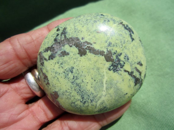 SERPENTINE w/ PYRITE Polished Palm Stone Worry Touch Peru 100g / 2 1/2" inch