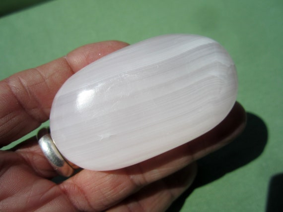 MANGANO CALCITE Polished Palm Stone Pakistan Fluorescent 88g / 2 1/2" inch