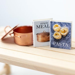 Libros de cocina modernos en miniatura y juego de ollas de cobre