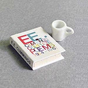 Ensemble livre miniature et tasse, livre de poésie maison de poupée, livre miniature EE Cummings, tasse maison de poupée
