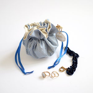 Pochette à bijoux rayures bleu ciel et blanc, 8 compartiments image 1