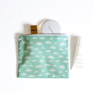 Bolsa con cremallera de color verde agua con estampados de nubes, bolsa