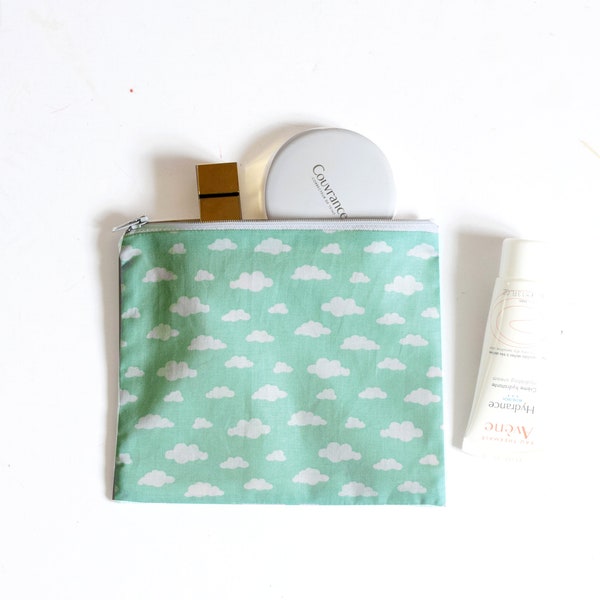 Pochette zippée vert d'eau motifs nuages, pochette