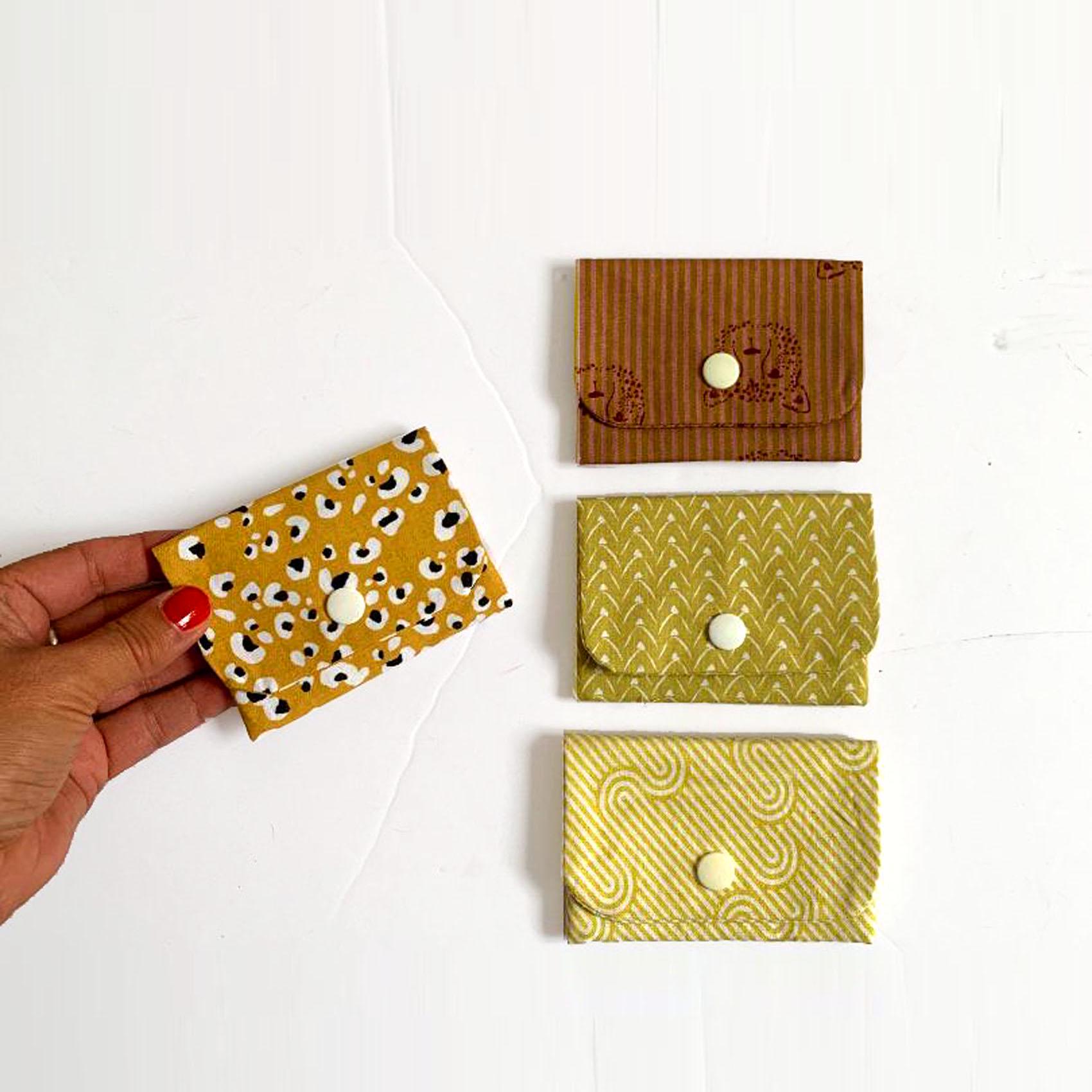 Tarjetero pequeno de tela en colores amarillo y marron. Etsy Espana