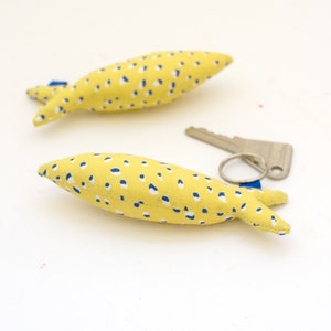 Yellow and white gingham fabric sardine fish keychain jaune mini léopard