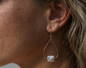 Goudgevulde gehamerde ring met parel