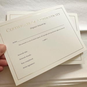 Puede incluir: Certificado de autenticidad color crema con texto y borde dorado. El texto dice "CERTIFICADO DE AUTENTICIDAD" e incluye campos para el artista, el título de la obra de arte, los detalles, el año y la firma. El certificado indica que la obra de arte es original.