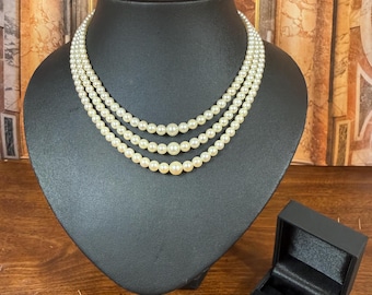 Collar y pendientes antiguos de oro de 9 quilates con diamantes y perlas Akoya japonesas de tamaño gradual, en triple hilera, con caja original - N173