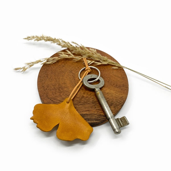 Ginkgo Anhänger aus Leder | Gingko-Blatt Schlüsselanhänger | Kleines Geschenk für die Freundin | Ginko Taschenbaumler als Weihnachtsgeschenk