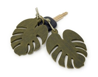 Khaki Leather Key Fob »Monstera« | Leaf-shaped Keychain with leather cord | Cute Keyring that makes for a great gift for Monstera Mamas