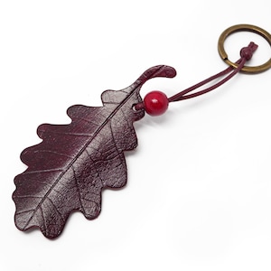 Blad sleutelhanger &#39;Dark Berry&#39; | Leren sleutelhanger | Eikenblad | Herfstbladeren | Cadeaus onder de 15 euro | Bos en natuur