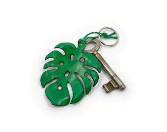 Schöner Monstera-Schlüsselanhänger aus Leder in Smaragdgrün | Grüner Monstera-Taschenbaumler | Tolles Geschenk für Zimmerpflanzen-Fans