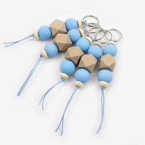 Hellblauer Schlüsselanhänger aus Holzperlen | Perlenanhänger für den Autoschlüssel | Kleiner Blauer Taschenbaumler aus Holz als Geschenkidee