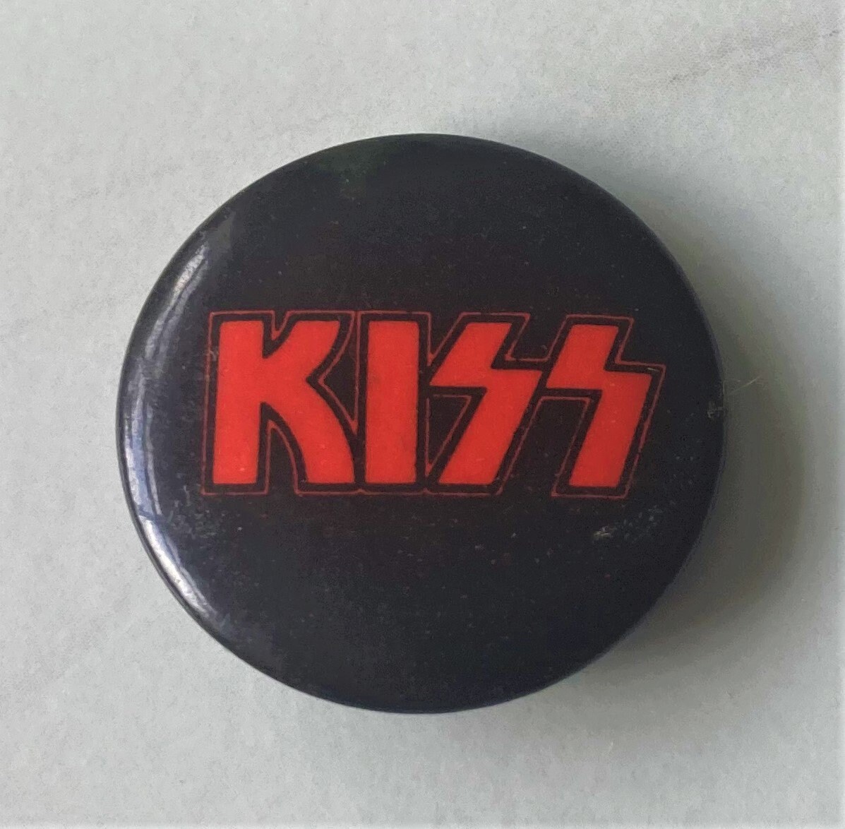 KISS Small Vintage Button Style Metal Pin Badge From The 1980