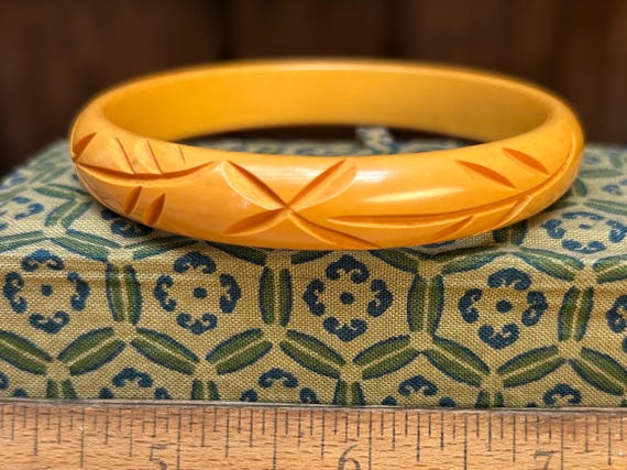 Yellow Bakelite Bangle Bracelet, Authentic Mid-Ce… - image 1