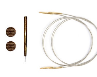 Könnte beinhalten: Ein Stricknadel-Set mit einem Holzgriff und zwei Rundstricknadeln mit goldfarbenen Verbindern. Zwei kleine Holzscheiben sind ebenfalls enthalten. Das Set ist für Strickprojekte konzipiert.
