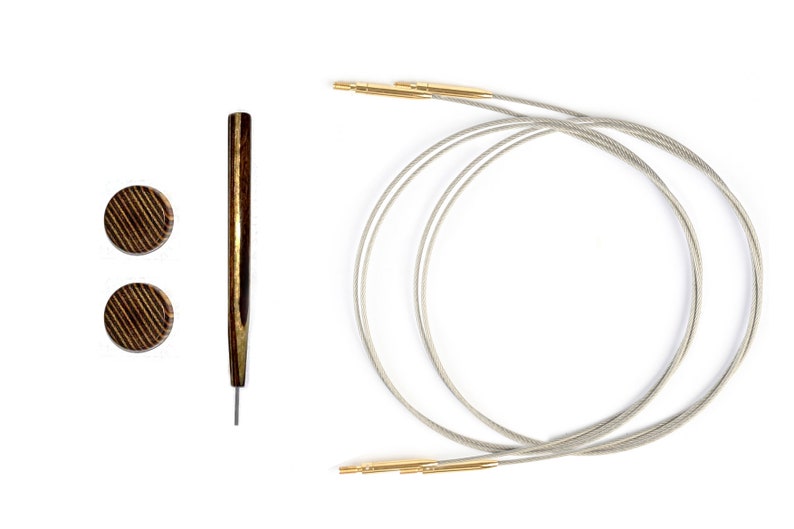 Pu&ograve; includere: Un set di ferri da maglia con un manico in legno e due ferri circolari con connettori dorati. Sono inclusi anche due piccoli dischi di legno. Il set &egrave; progettato per progetti di maglieria.