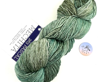 Puede incluir: Un ovillo de lana verde y blanca con una etiqueta que dice "Mechita 363 Pascal 26-30 puntos NG US2-40 475 yds (430 m) 100% Superwash Merino Wool"
